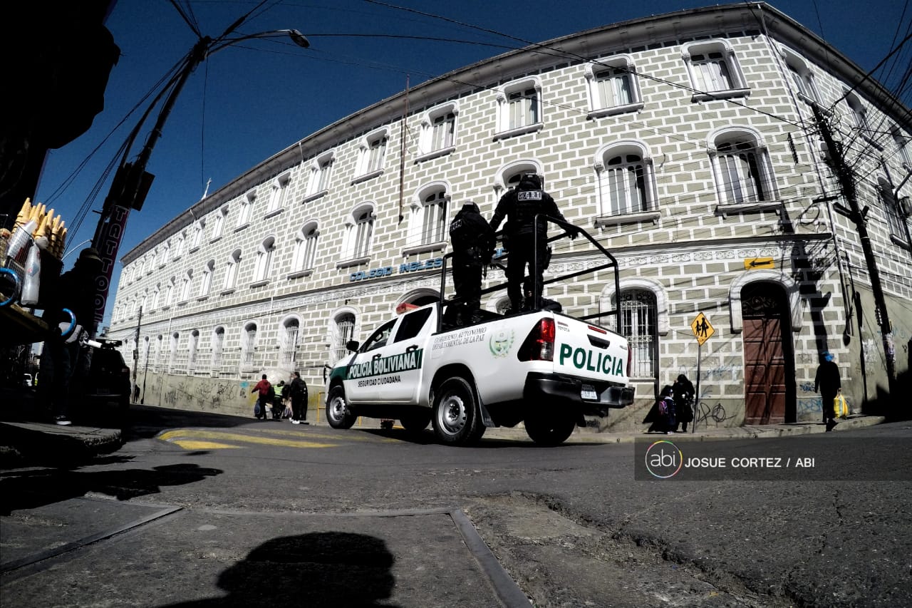 La Paz: Policía refuerza seguridad del Colegio Inglés Católico ante amenazas de tiroteo