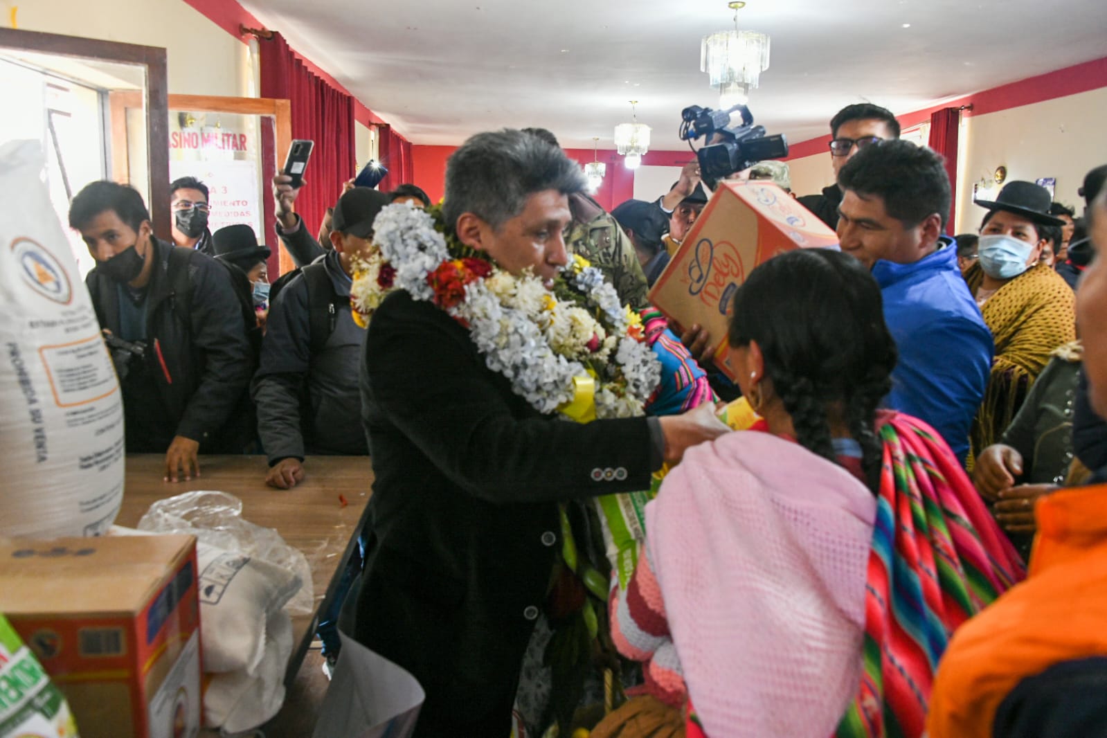 Más de 1.700 familias de seis municipios paceños recibieron ayuda humanitaria del Gobierno nacional