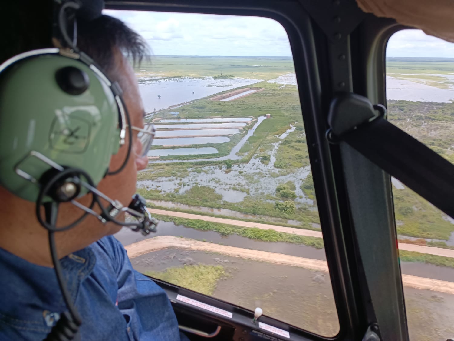 Presidente sobrevuela municipios afectados por las inundaciones: “Santa Cruz no está sola”