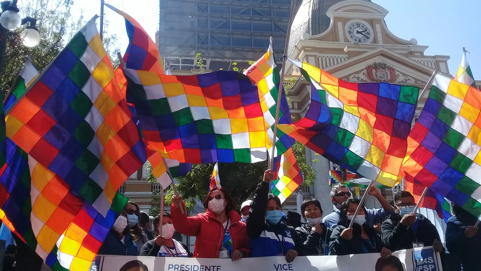 Gobierno asegura que proceso contra Calvo está en manos de la Justicia y espera disculpas por el ultraje a la Wiphala