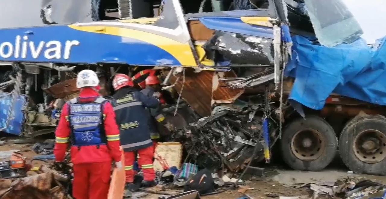 Accidente de tránsito deja siete fallecidos y 18 heridos en la apacheta de El Alto 