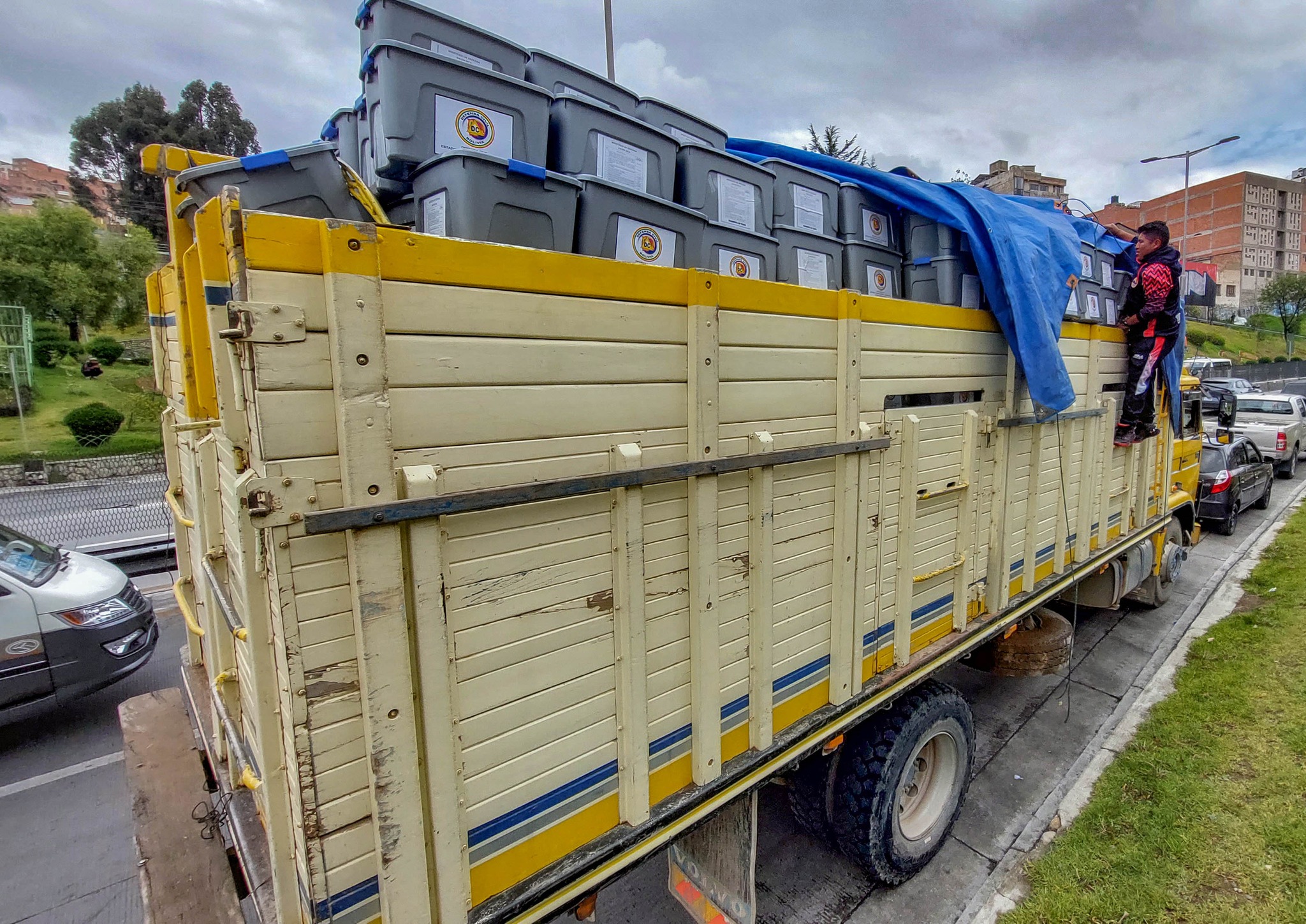 Más de 300 transportistas bolivianos parados en Perú reciben raciones secas y medicamentos