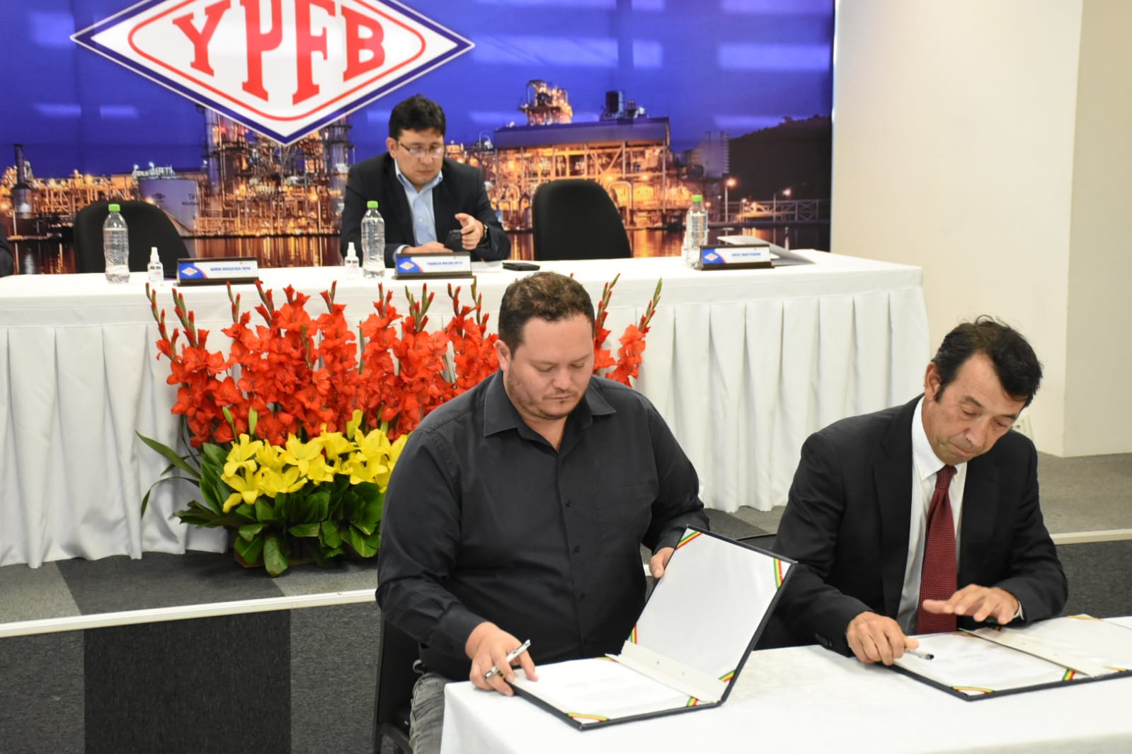  YPFB y Vintage firman tres contratos para exploración y explotación de hidrocarburos en Chuquisaca Tarija y Santa Cruz 