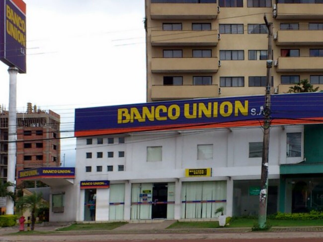 Tres agencias y una ventanilla de cobranzas de Banco Unión en Santa Cruz sufrieron daños y destrozos