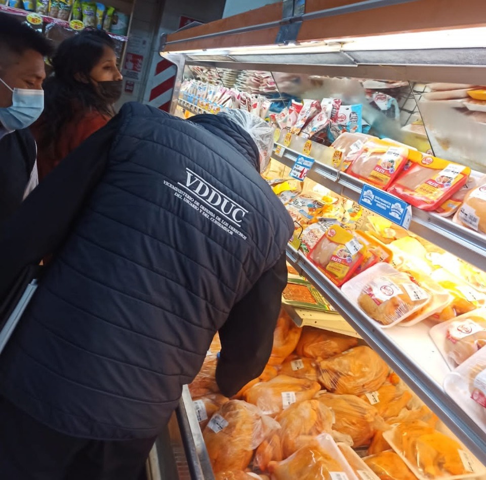 Garantizan abastecimiento de carnes de pollo y res, Defensa del Consumidor insta a denunciar sobreprecios