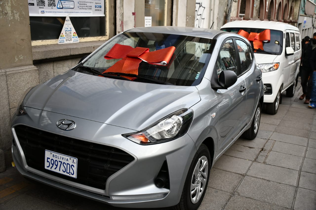 Univida premia con autos, televisores y celulares a 129 conductores que adquirieron el SOAT 2023