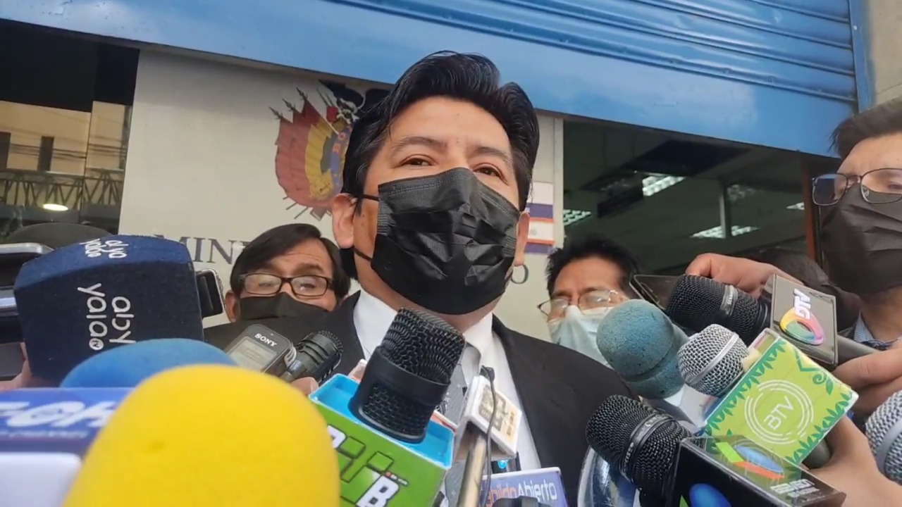 Fiscalía recibe denuncia contra alcalde Iván Arias por presunto daño económico de Bs 36 millones en compra de los PumaKatari 