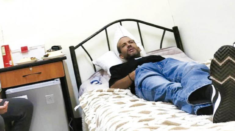 Abogado de Camacho: Él está bien, está siendo atendido por un médico y una enfermera en su habitación