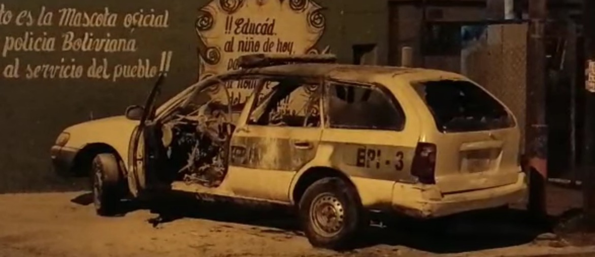 Motociclistas arremeten contra una estación policial e incendian un vehículo oficial en el Plan 3.000