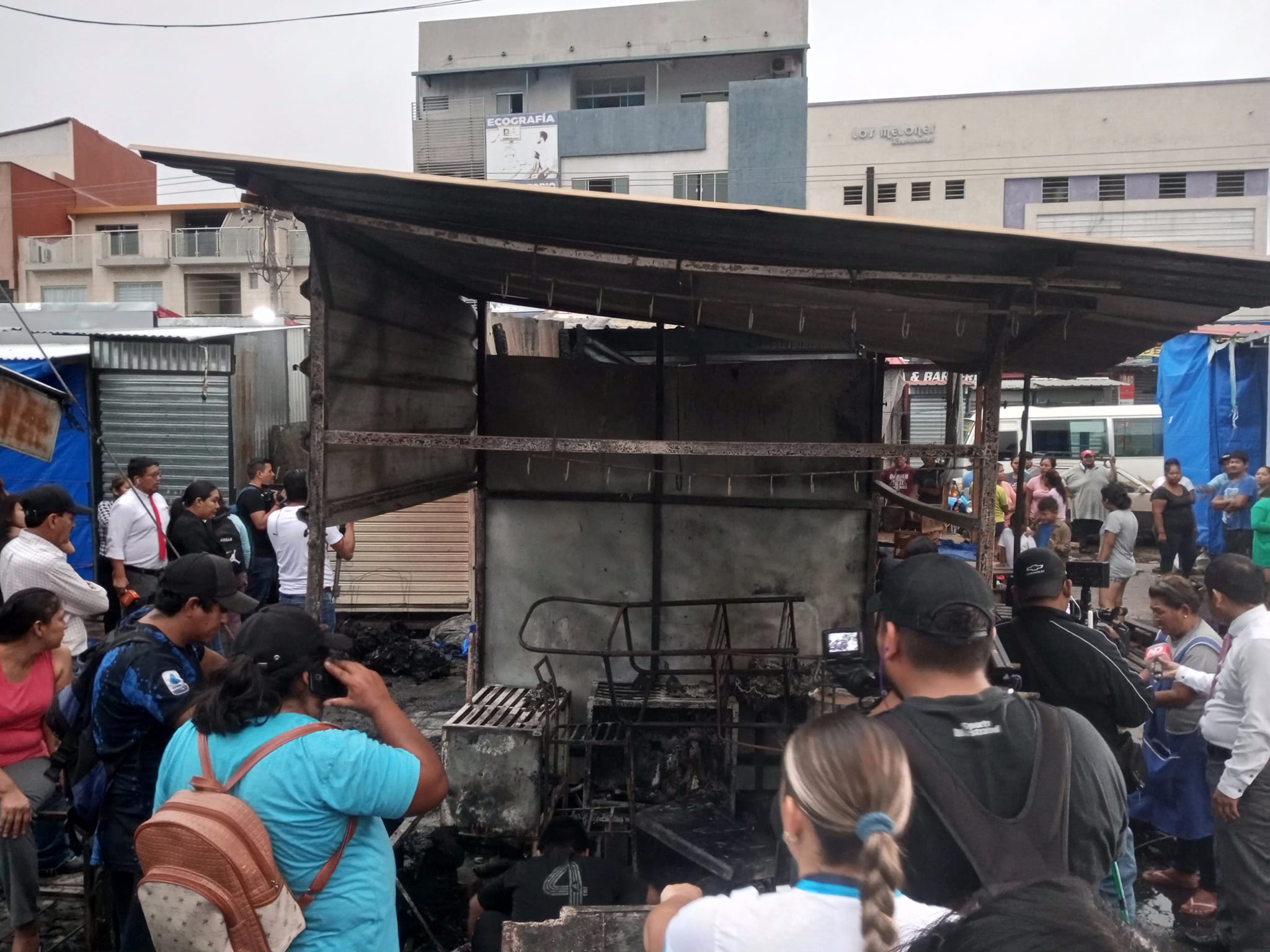 Más de 35 casetas fueron consumidas por un incendio en el Mercado Mutualista de Santa Cruz 
