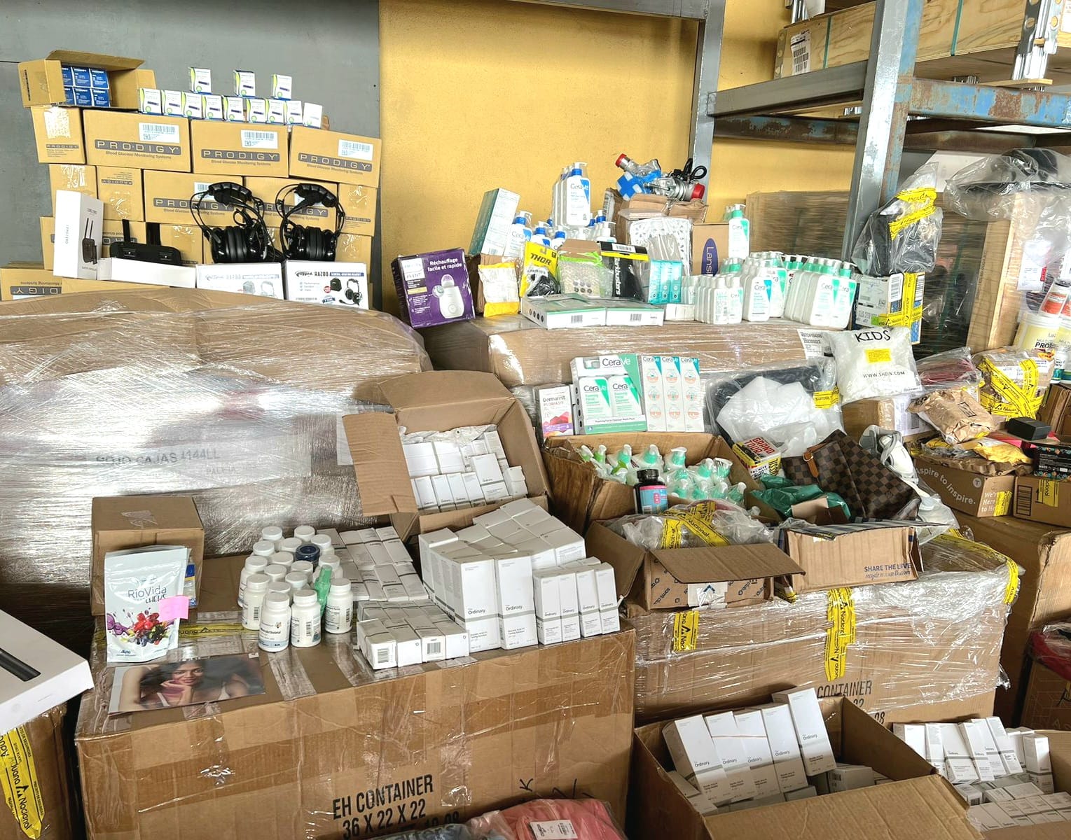 Incautan 2,5 toneladas de mercancía de contrabando valuada en Bs 2,8 millones en el Aeropuerto de Viru Viru 