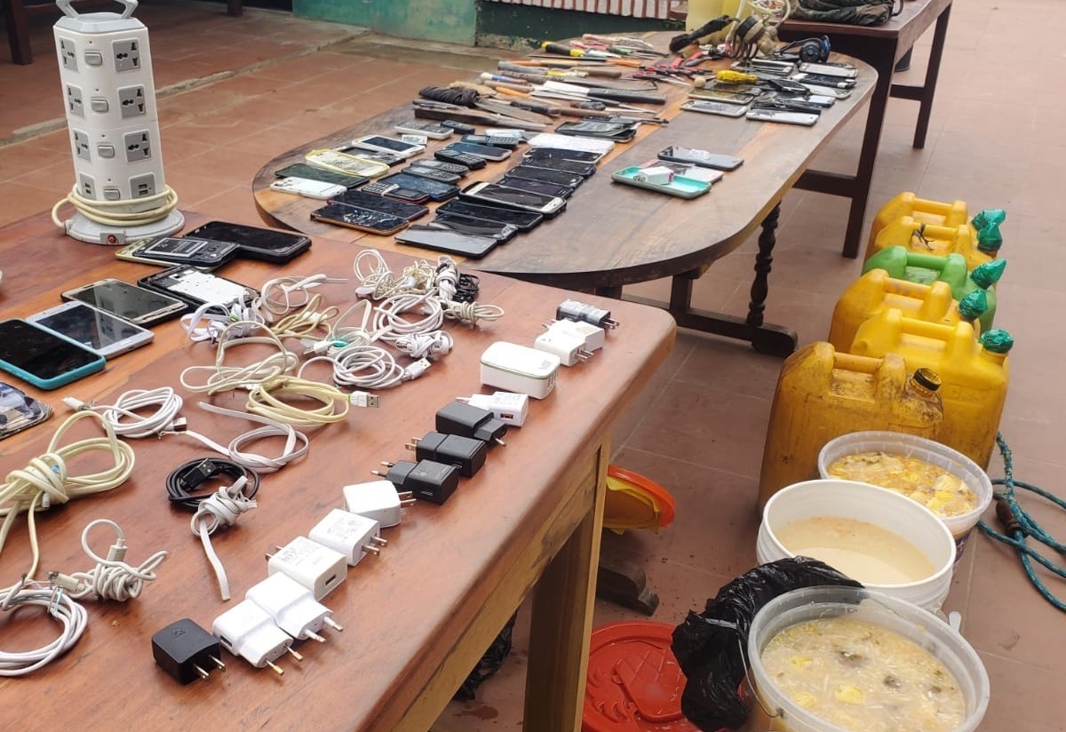 Policía secuestra celulares y objetos punzocortantes en requisas sorpresa en penales de San pedro y Palmasola 