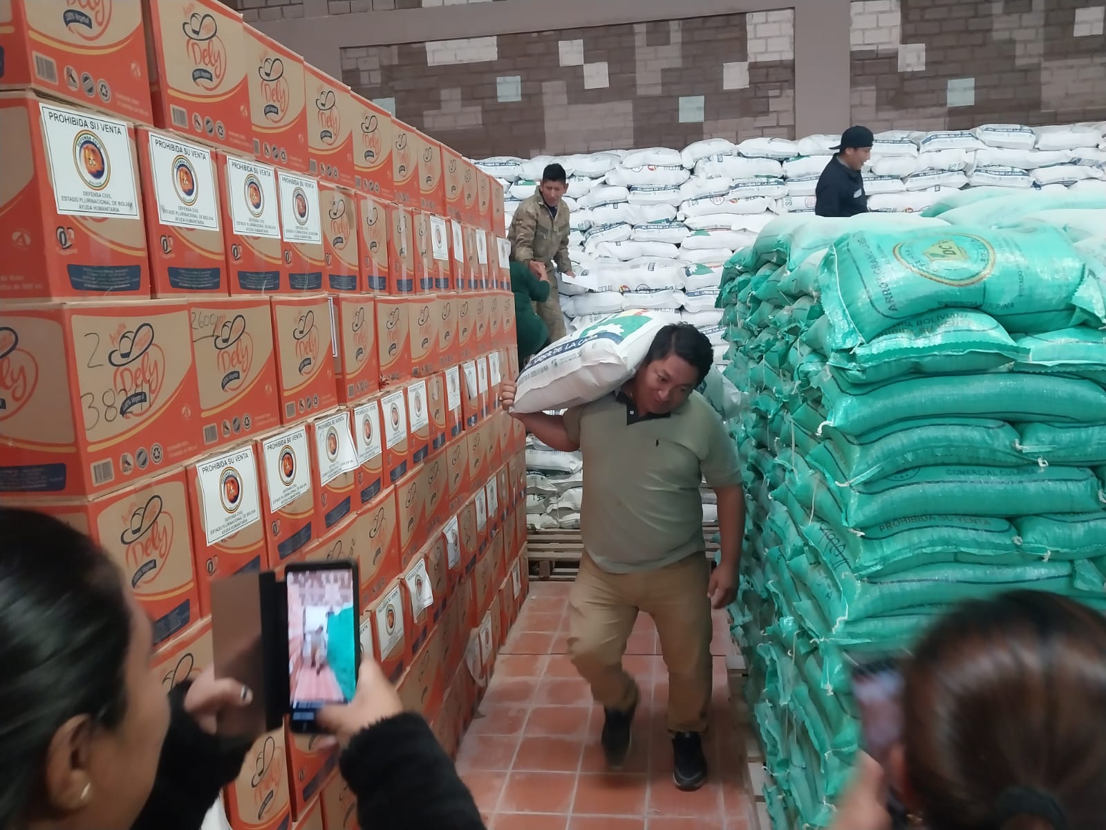 Gobierno envía 67 toneladas de ayuda humanitaria a 2.400 familias damnificadas de cinco municipios de Santa Cruz y La Paz