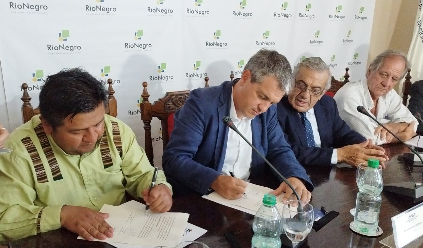 Bolivia firma convenio en Uruguay para impulsar el comercio exterior por el puerto Fray Bentos