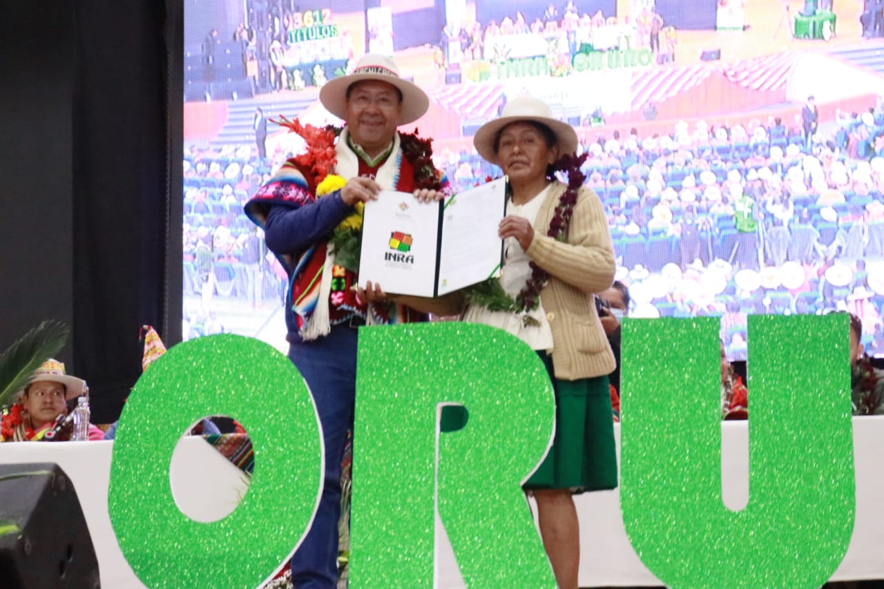 Arce entrega 3.612 títulos ejecutoriales en Oruro y destaca la lucha por la tenencia de tierra propia