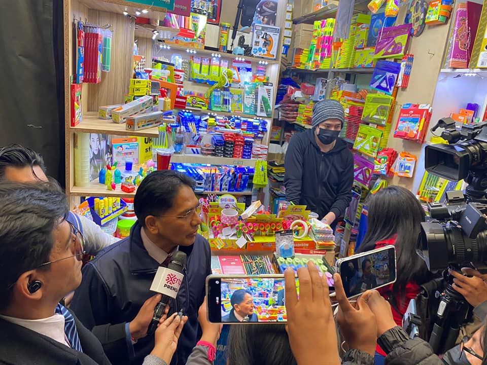 Defensa del Consumidor anuncia controles en mercados paceños para evitar la especulación en el precio de útiles escolares