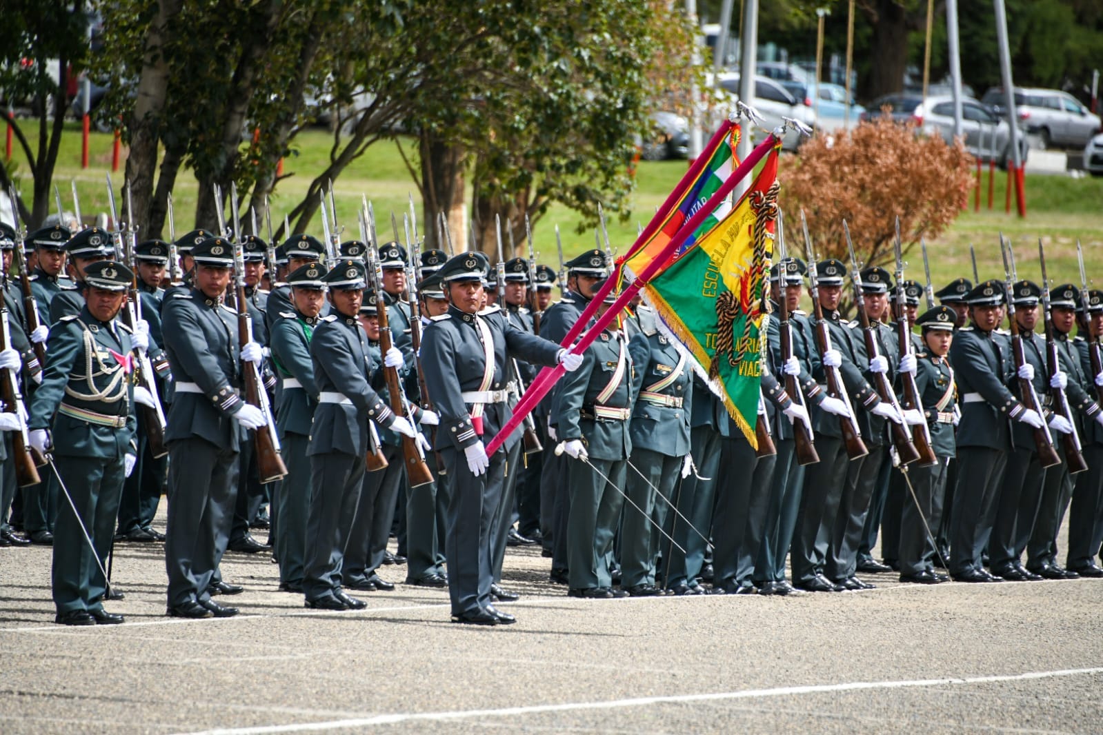 Ministro inaugura el año académico de los institutos de las FFAA 