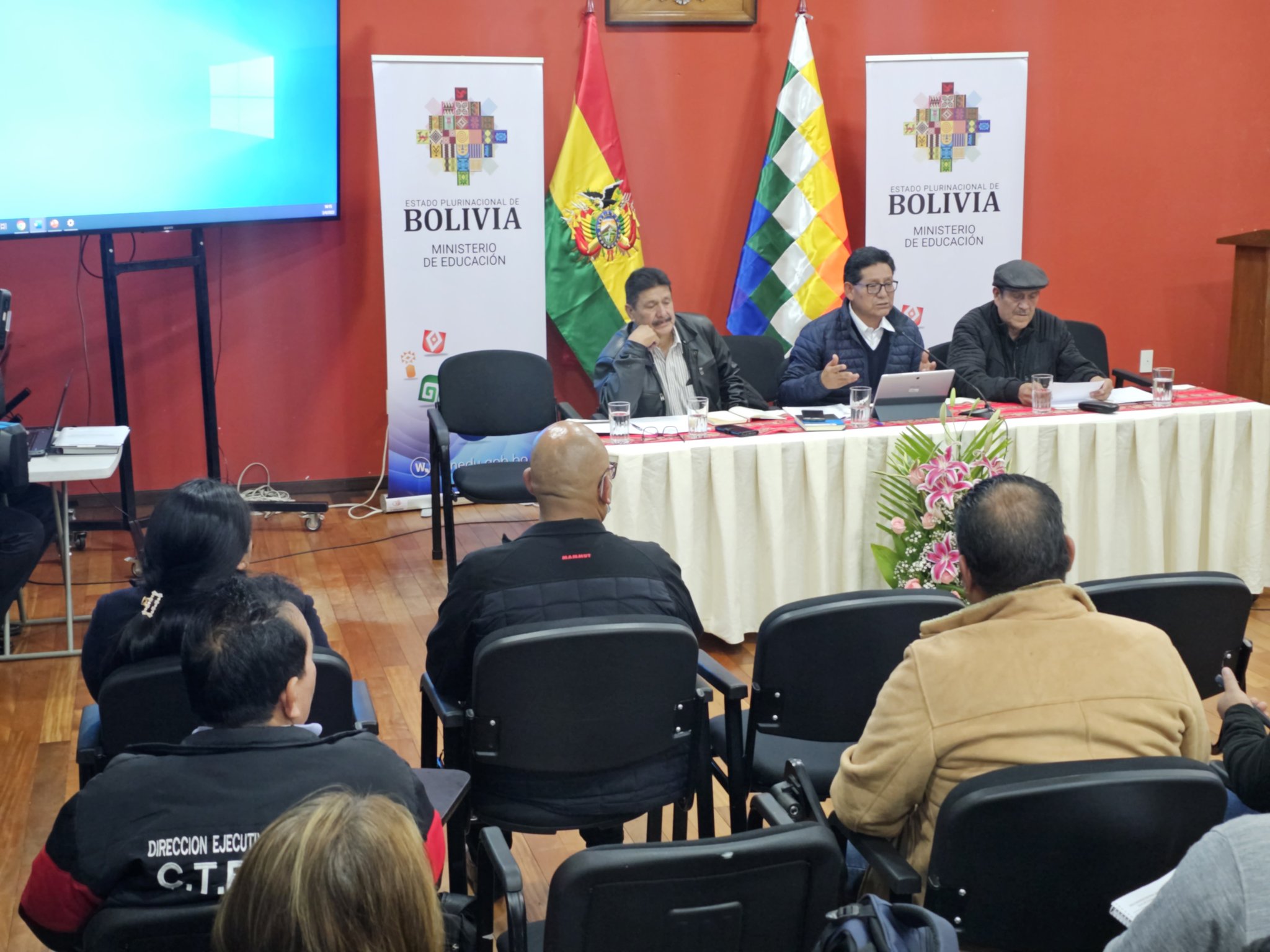 Educación y COB trabajan en el cronograma del Congreso de Educación