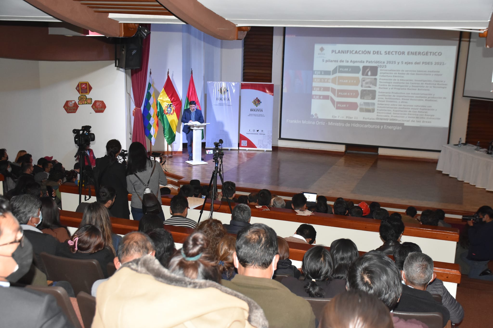 Gobierno socializa con la COB el avance de la industrialización del litio en Bolivia