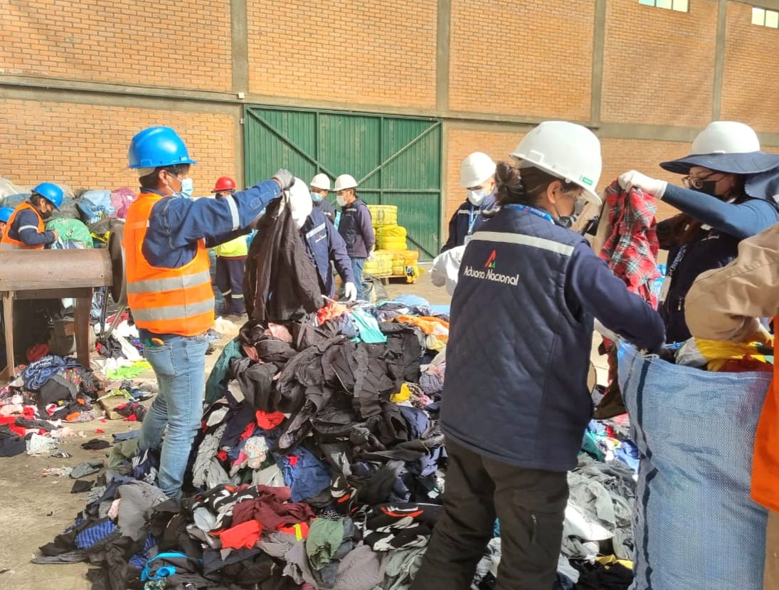 Aduana inutiliza 43 toneladas de ropa usada de contrabando y la destina a la subasta ecológica 