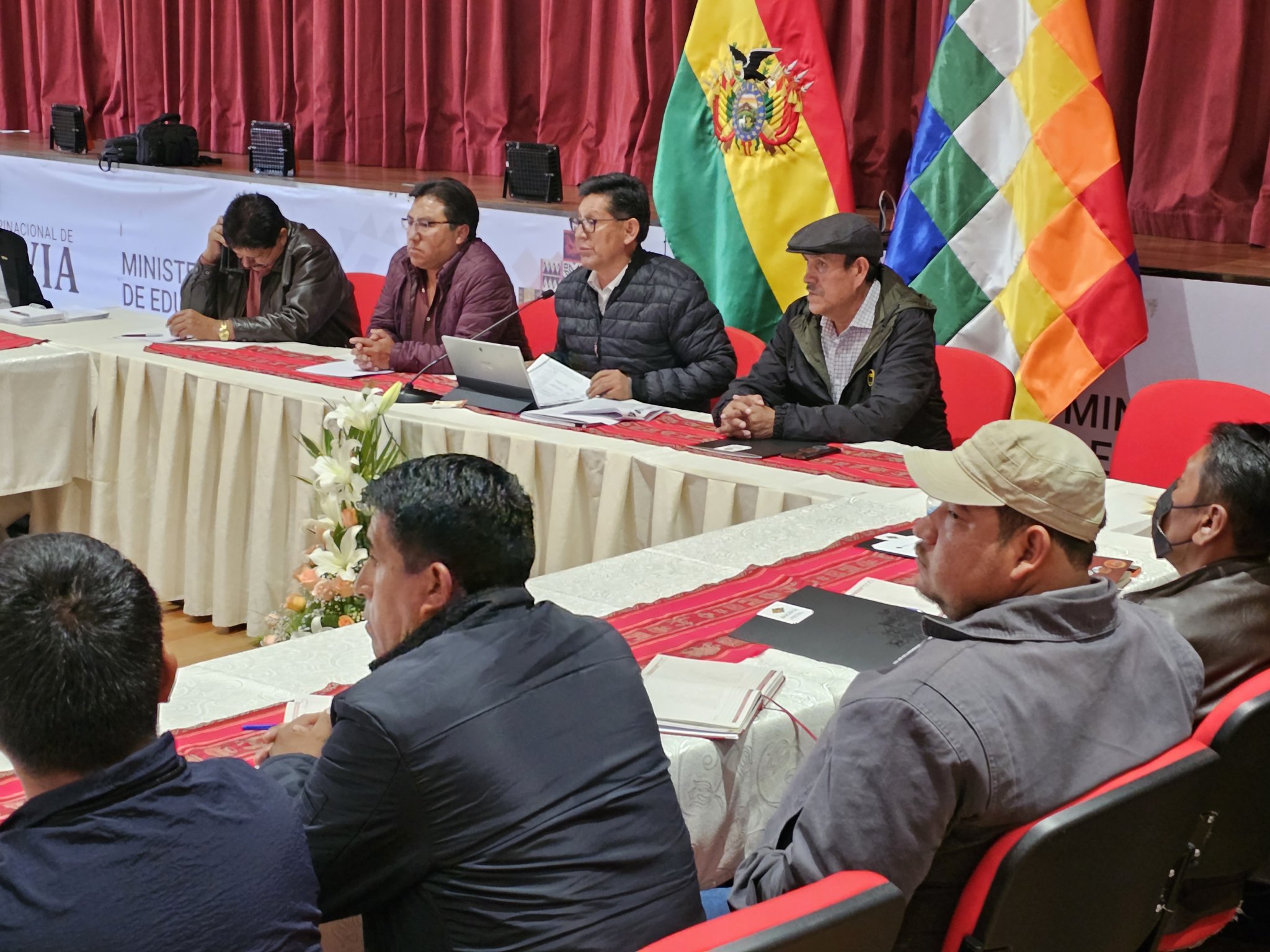 Educación y COB forman comisión para definir fecha del Congreso Educativo