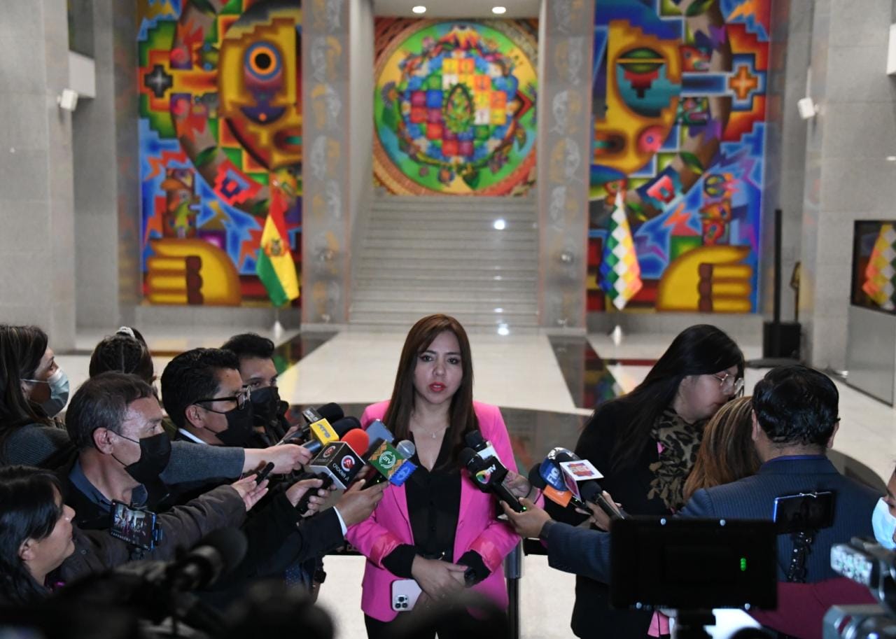 Alcón defiende la actualización de la malla curricular y afirma que garantiza una mejor educación