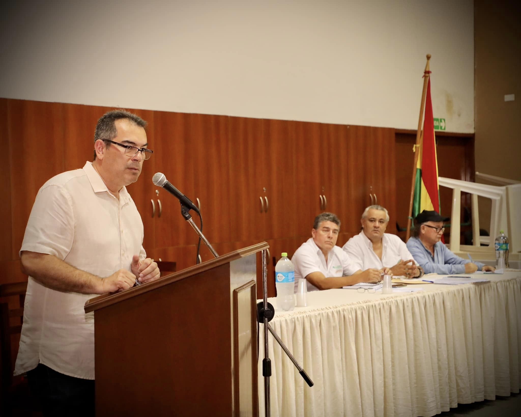 Suárez acusa al vicegobernador de gestionar veto a ley que garantiza a Camacho ejercer su cargo desde la cárcel