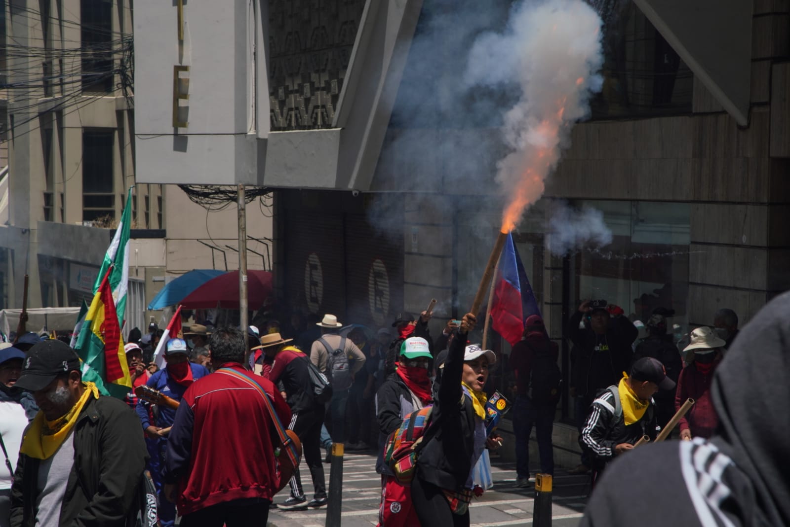 En violenta marcha de maestros, el uso de petardos de alto impacto deja heridos a un periodista y varios policías