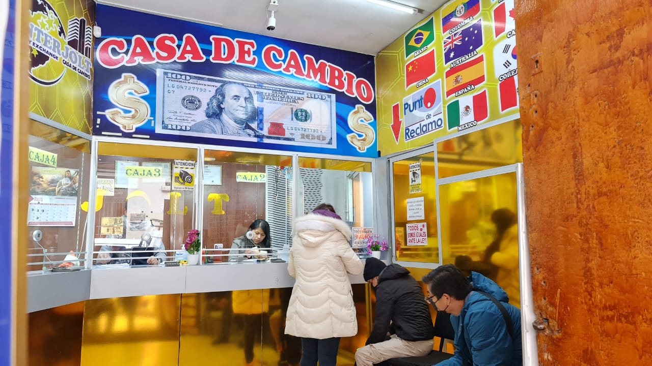 ASFI controla que casas de cambio vendan y compren dólares al tipo de cambio oficial