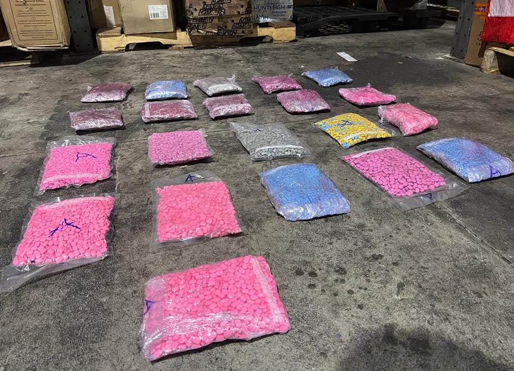 Felcn y Aduana secuestran encomienda de almohadas que ocultaba 68.000 pastillas de droga sintética