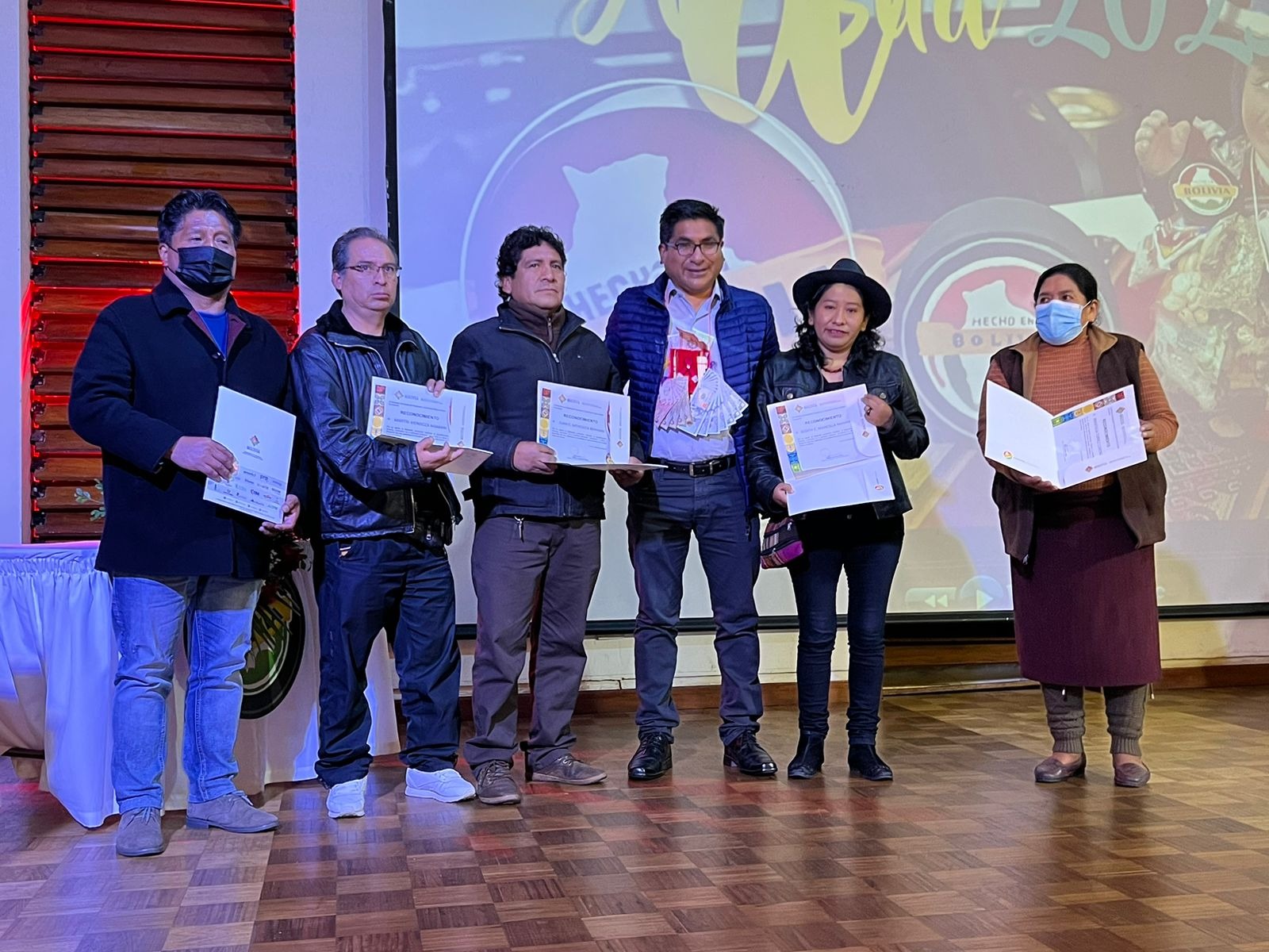 Gobierno entrega reconocimientos a los productores de la Alasita 2023 y crea la Dirección de Artesanía