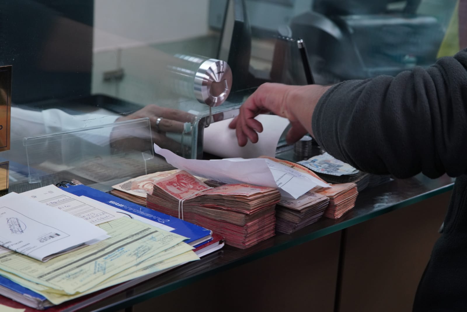 BCB atendió en cinco días a 1.200 personas que requirieron dólares, amplió horarios y días de venta para responder a la demanda