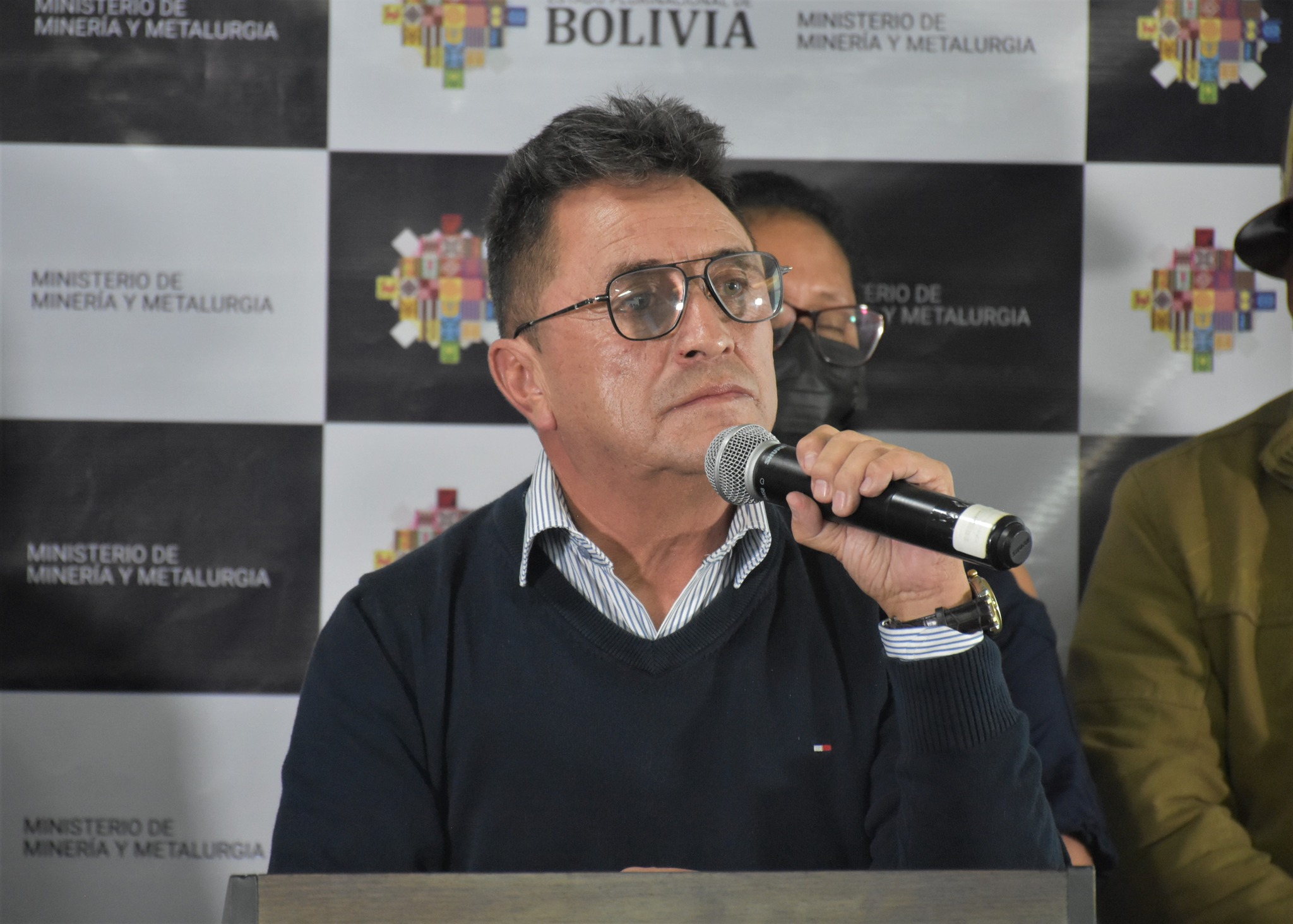 Gobierno perfila crear una comercializadora y captar el 100% de la producción de oro