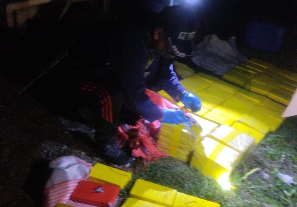 Militares interceptan motorizados que trasladaba cocaína en Tambillo