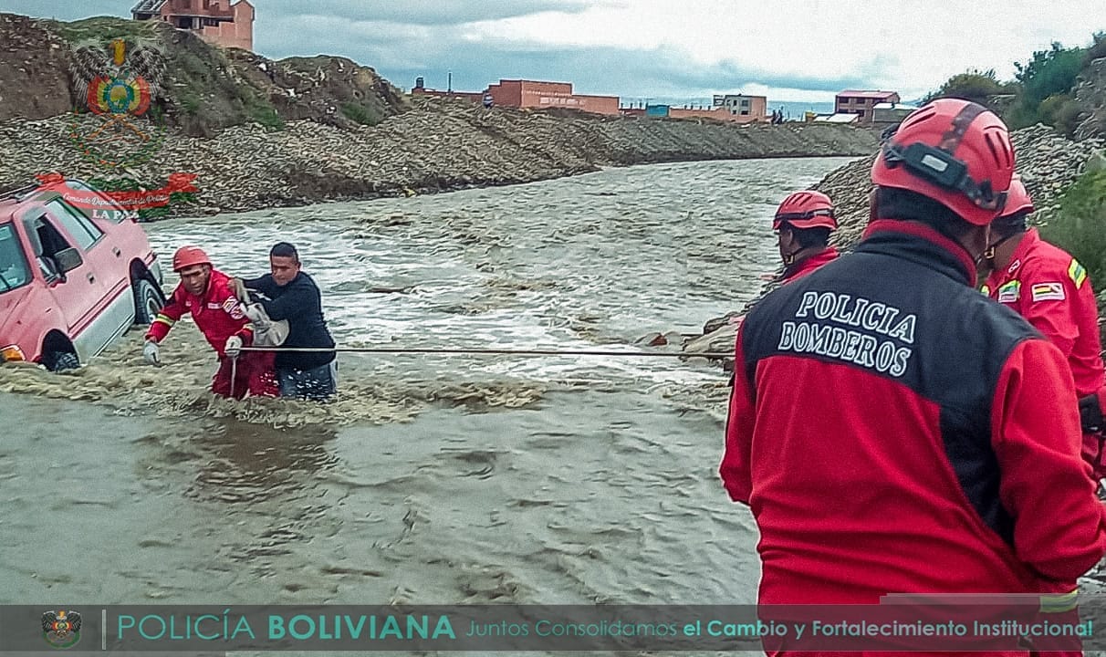 Bomberos rescatan a una familia que estaba atrapada en su motorizado a punto de ser arrastrado por un caudal