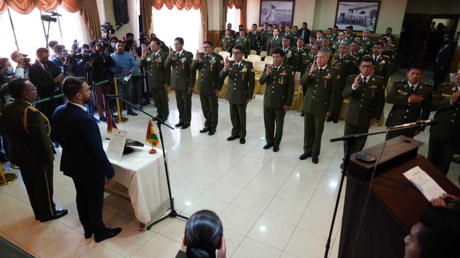 Ministro de Gobierno posesiona a nuevos directores y comandantes de la Policía y demanda idoneidad y compromiso