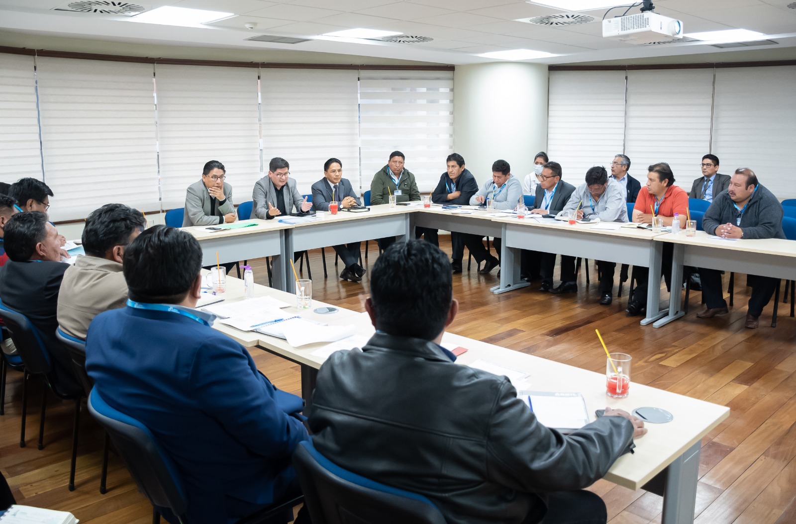 Ministros de Justicia y Economía explican a choferes los alcances del Proyecto de Ley 280