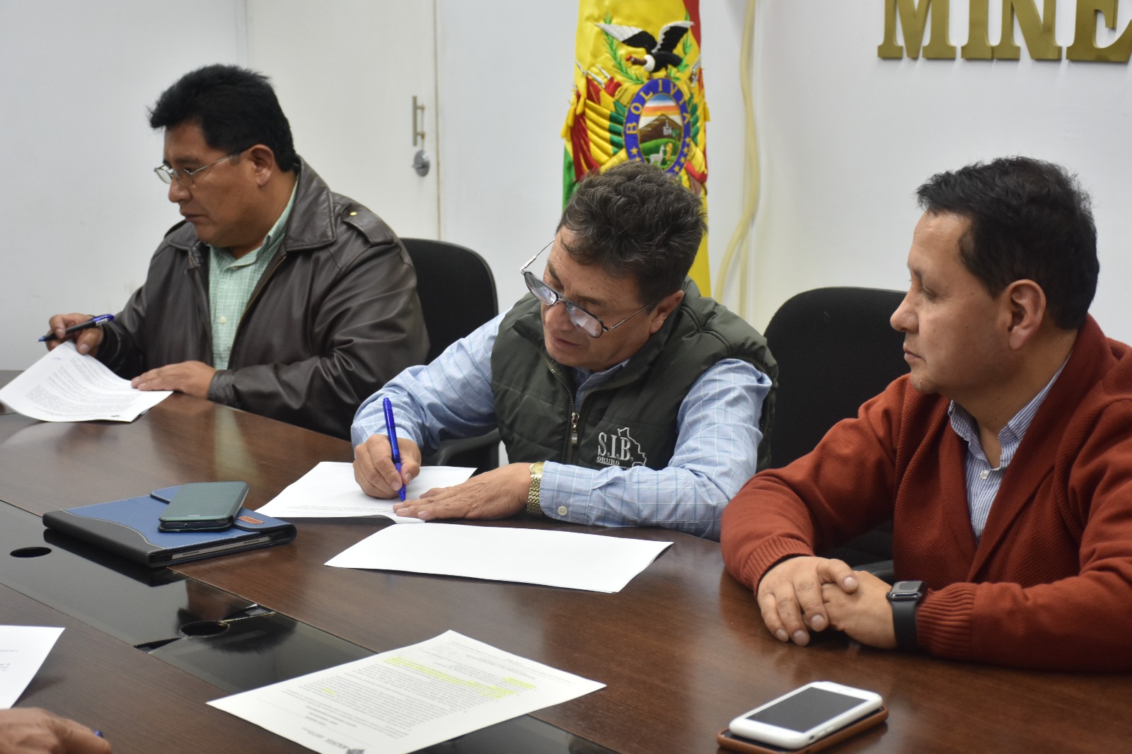 Ministerio de Minería y la COB firman acta de acuerdos en respuesta al pliego petitorio