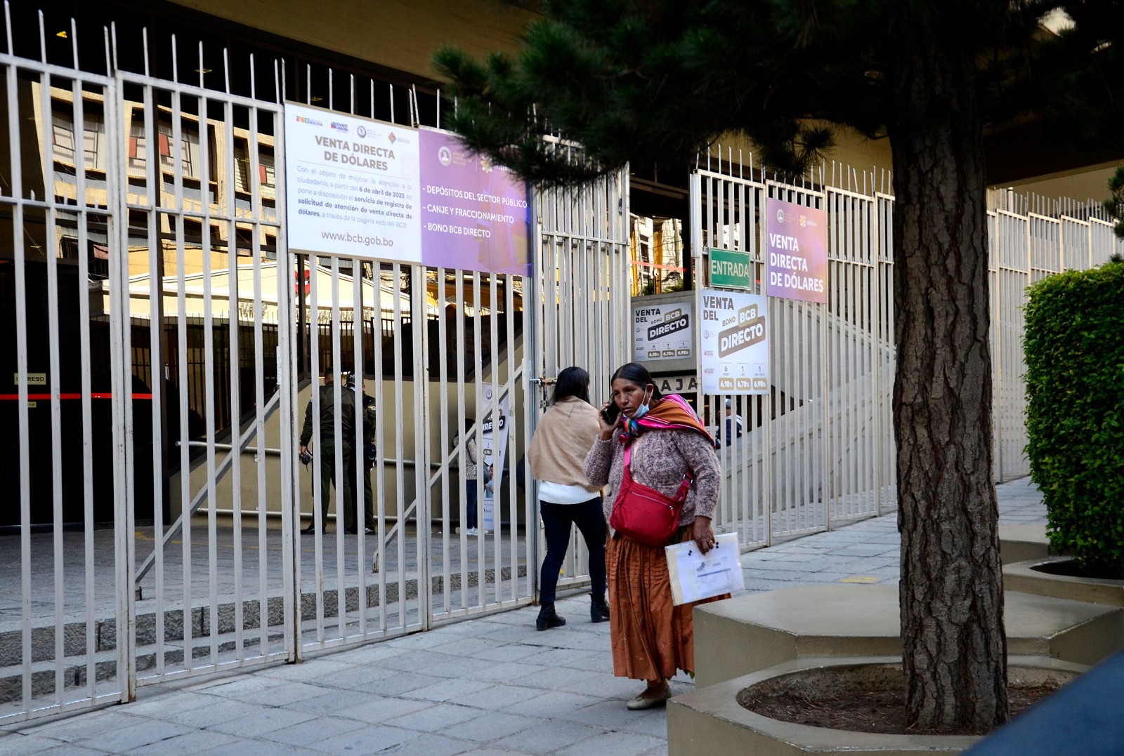 BCB atiende la demanda del dólar vía registro en su página web, ya no hay filas, la gente vuelve la normalidad