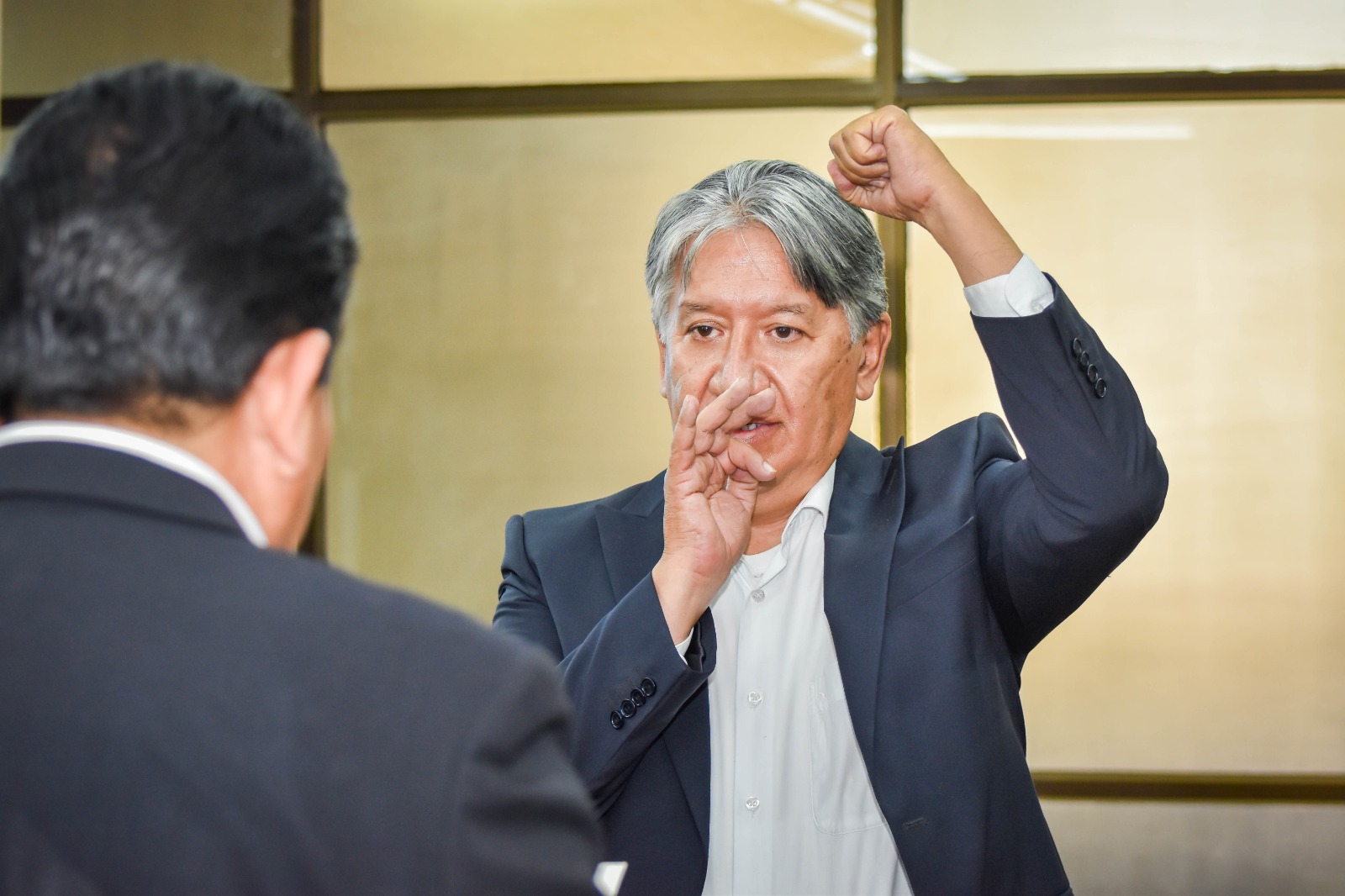 Instruyen a nuevo gerente de la Empresa de Construcción Civil concluir obras carreteras y el aeropuerto en Riberalta