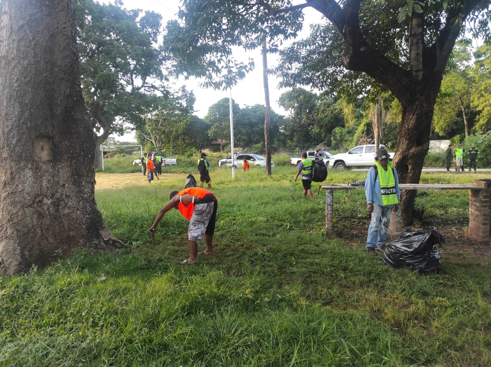 Infractores limpian espacios públicos como parte de trabajo comunitario en Santa Cruz