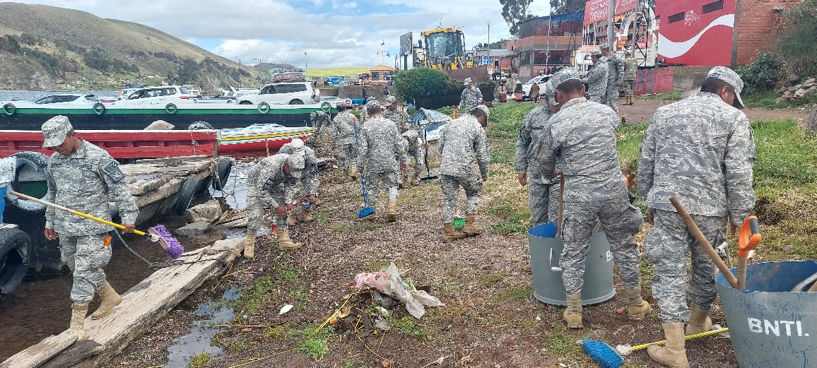 Más de 1.000 efectivos militares activan campaña de limpieza en el Lago Titicaca