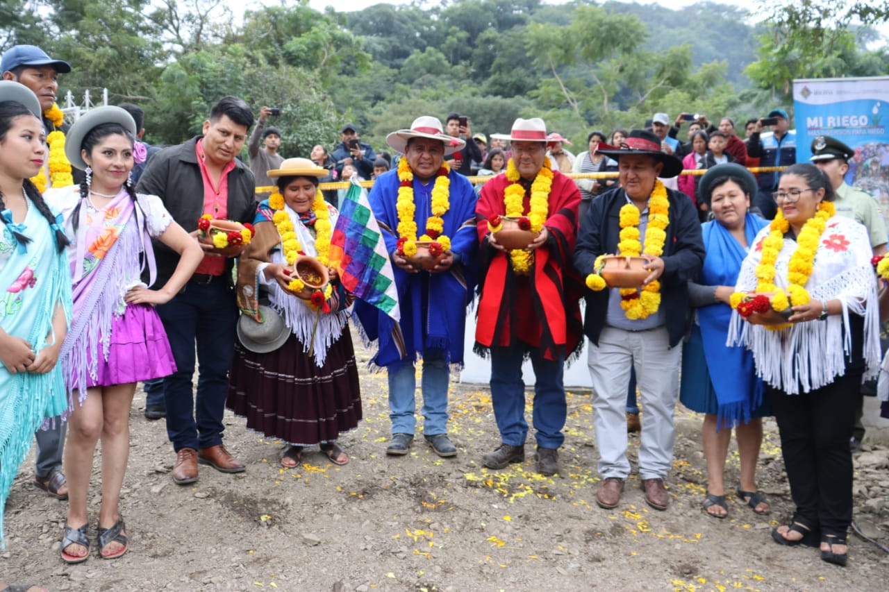 En Tarija entregan riego y maquinaria para ampliar frontera agrícola y perfilan la minería de silicio