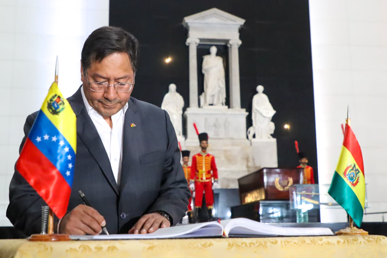 Presidente rinde honores al libertador Simón Bolívar en Venezuela