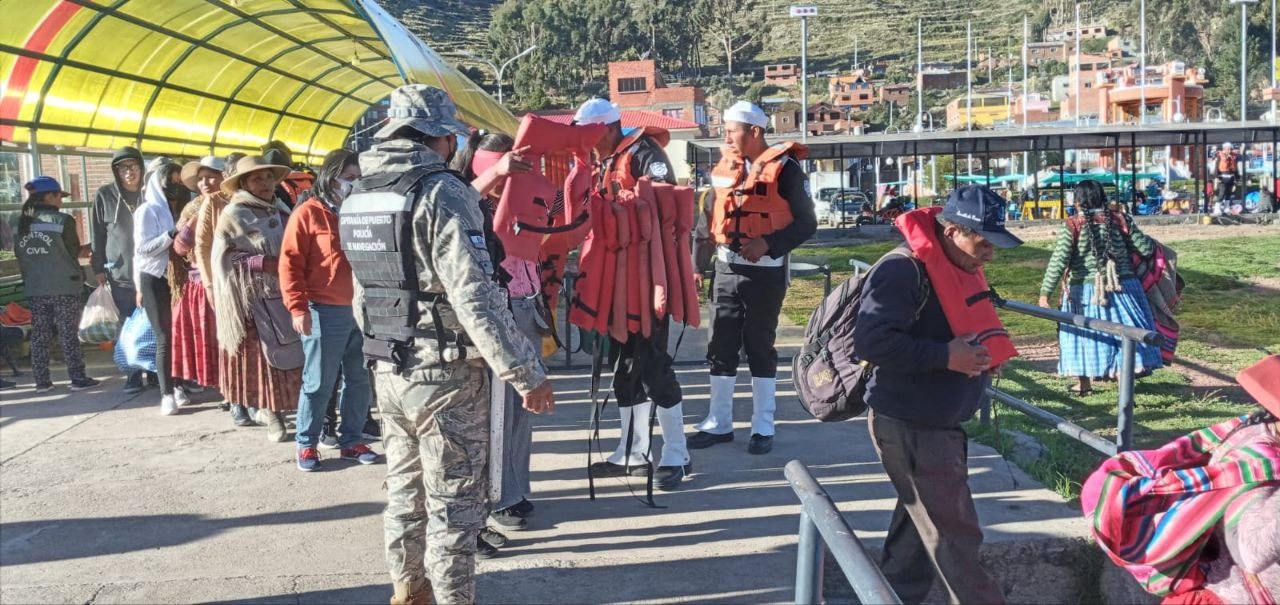 Semana Santa: 800 agentes de la Armada resguardan a peregrinos que se dirigen a Copacabana