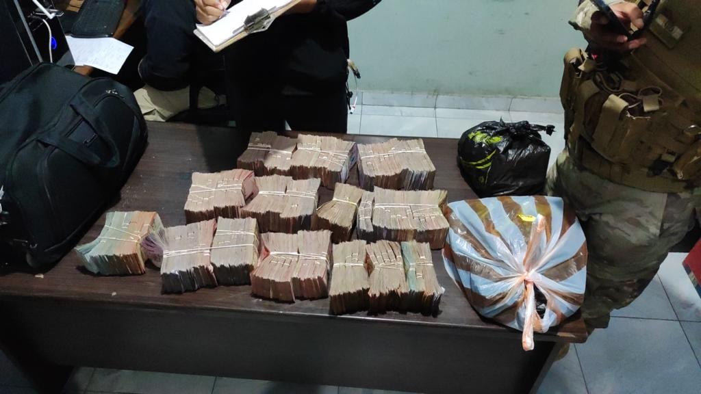 Militares interceptan a una persona que intentaba traficar $us 187.000 y más de Bs 1 millón a Argentina