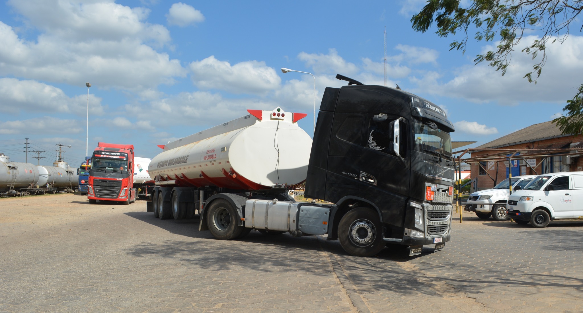 Vocero: Uno de los problemas de Bolivia es el contrabando de combustibles 