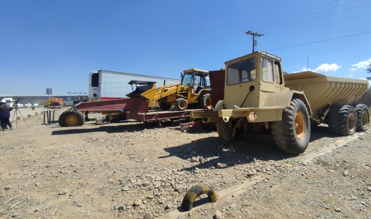 Aduana incauta maquinaria pesada ilegal valorada en más de Bs 1,3 millones en El Alto