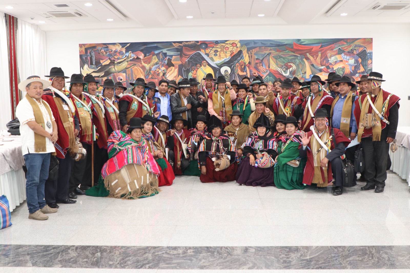Presidente acuerda con “ponchos Wayrurus” de La Paz fortalecer proyectos sociales y de desarrollo