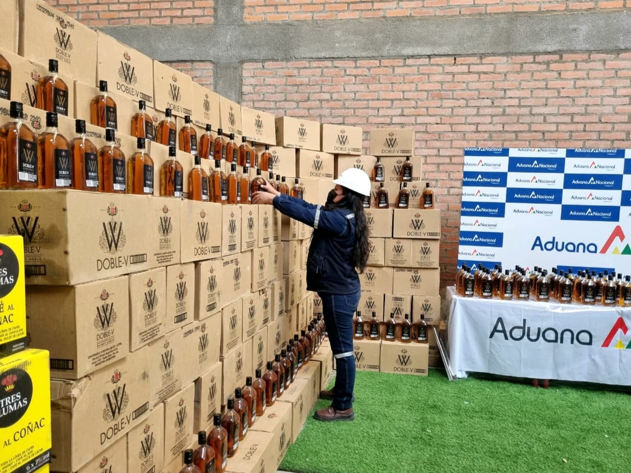 Aduana comisa 15 toneladas de bebidas alcohólicas de contrabando en Oruro 